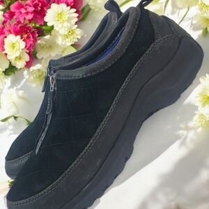 Lands End Women's size 8B. In excellent condition. These are so comfortable.